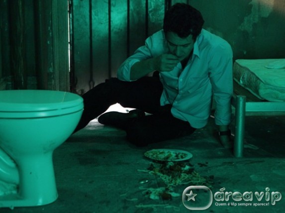 Insensato Coração - Léo tem que catar comida do chão para comer