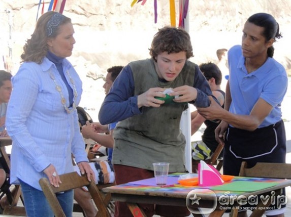 Insensato Coração - Xicão e Sueli chegam na hora que Gilvan cata restos nas mesas do quiosque