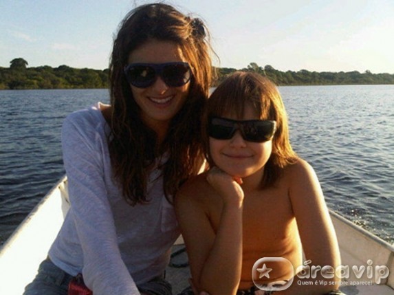 Isabeli Fontana posta foto com o filho em Manaus