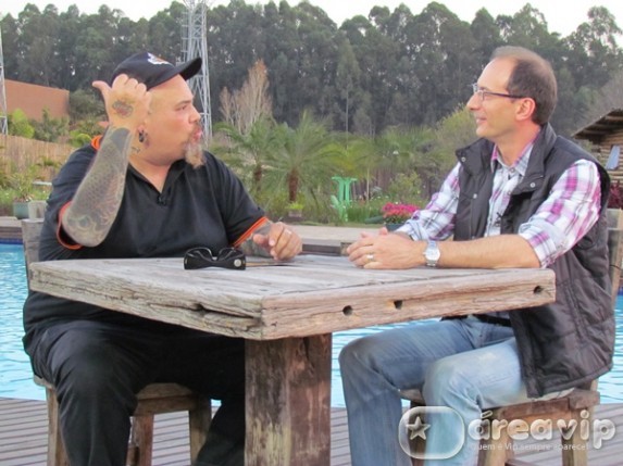 João Gordo vai para Itu tentar descobrir com Britto Jr. quem são os novos fazendeiros