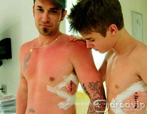Justin Bieber faz nova tatuagem ao lado do pai