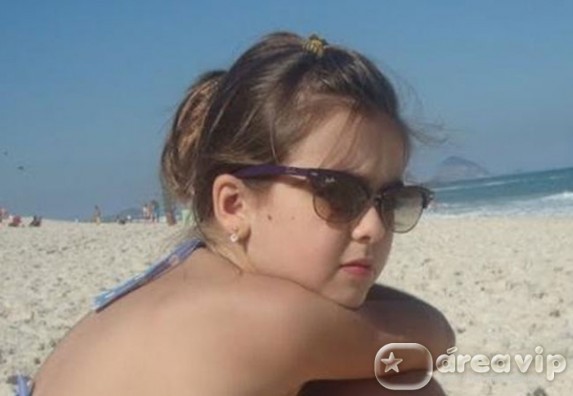 Klara Castanho publica foto na praia
