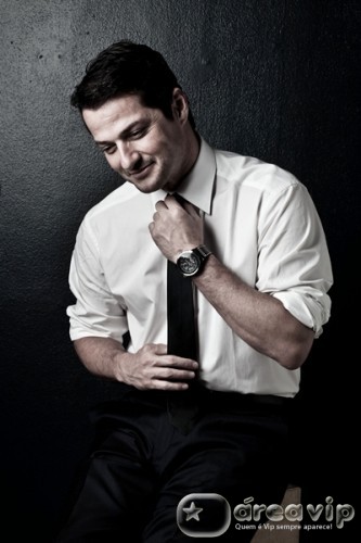 Marcelo Serrado estampa capa de revista