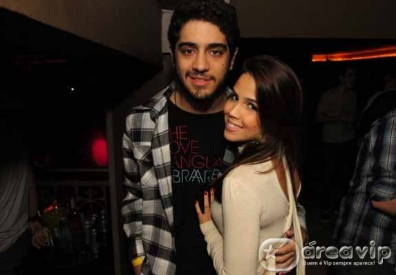 Depois de separação, Miguel Romulo e Pérola Faria beijam muito em boate