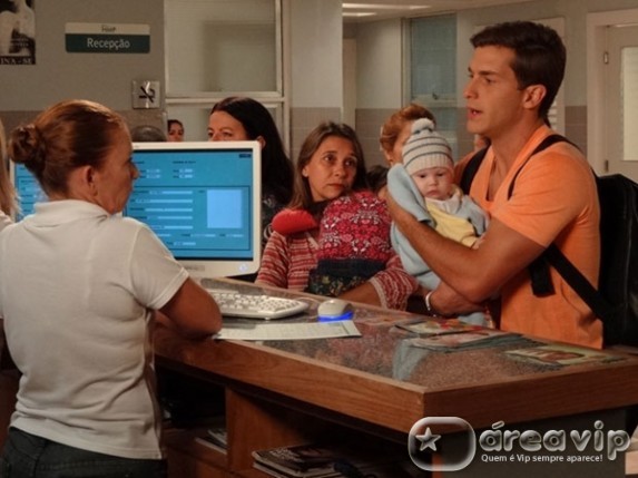 Morde e Assopra - Guilherme leva o filho no hospital
