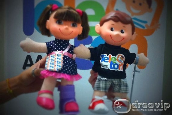 Bonecos Nina e Tonzinho ganham novas roupas para o Teleton 2011