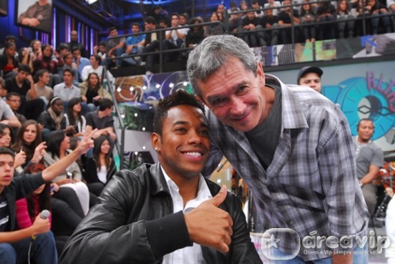 Robinho fala sobre cobrança da torcida em relação à seleção brasileira no Altas Horas