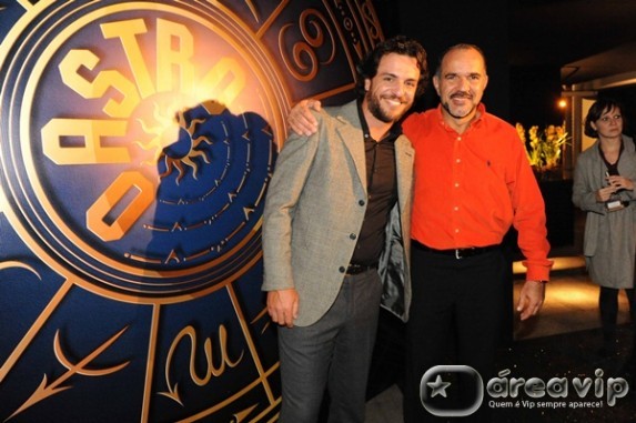 Show de ilusionismo marca a festa de lançamento de ‘O Astro’