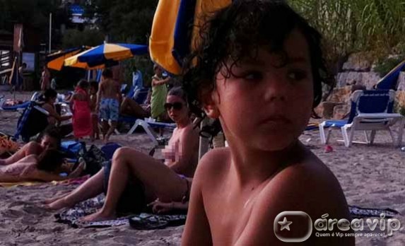 De férias em Ibiza, Ronaldo tira foto do filho, flagra topless e posta no Twitter