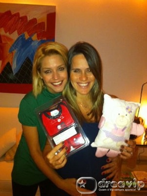 Thais Fersoza presenteia filha de Fernanda Pontes