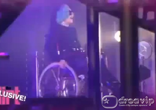 Lady Gaga aparece em cadeira de rodas em show na Austrália