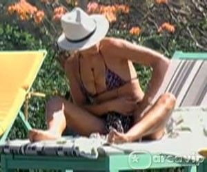 Anna Markun conta sua experiência em praia de nudismo