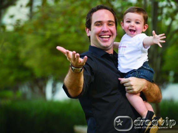 Caio Ribeiro apresenta o filho João