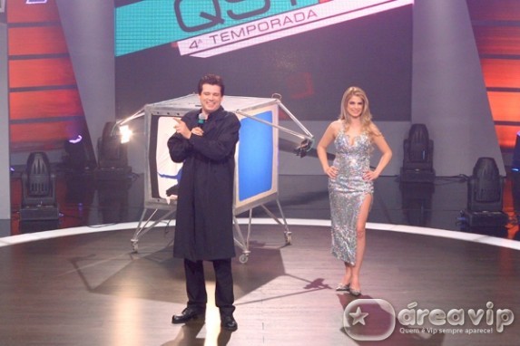 Celso Portiolli dá um show de mágica no palco do QST