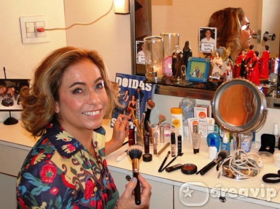 Cissa Guimarães mostra sua preparação antes de entrar em cena