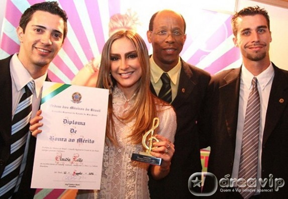Claudia Leitte recebe homenagem