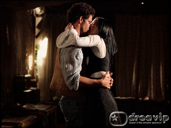 Cordel Encantado - Jesuíno tasca um beijo em Dora