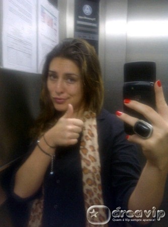 Fernanda Paes Leme fica presa no elevador e posta foto