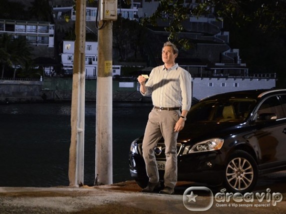 René vai até a casa de Griselda e Antenor foge pela janela