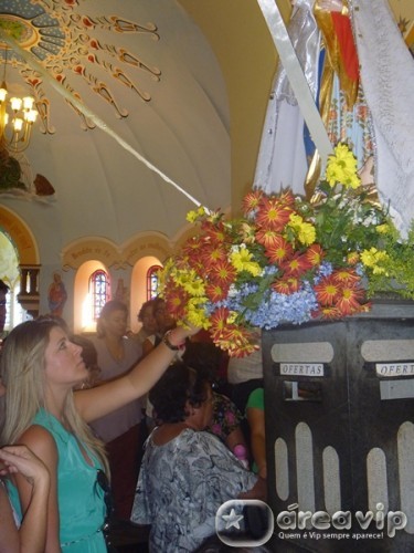 Íris Stefanelli visita Santuário em Minas