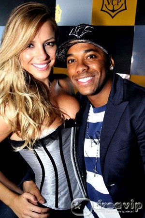 Recém-separado, Robinho aparece ao lado de assistente do ‘Caldeirão do Huck’ em boate