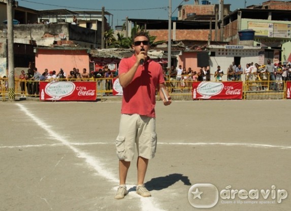 Luciano Huck comanda futebol de famosos