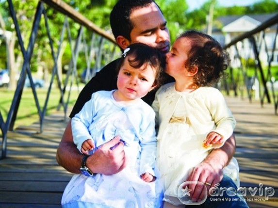 Cantor Luciano posa com as filhas gêmeas para revista
