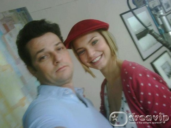 Marcelo Serrado posta foto com Milena Toscano em gravação de novela
