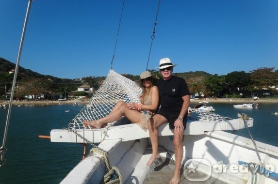 Chiquinho Scarpa e Marlene Tuffi curtem férias em Búzios