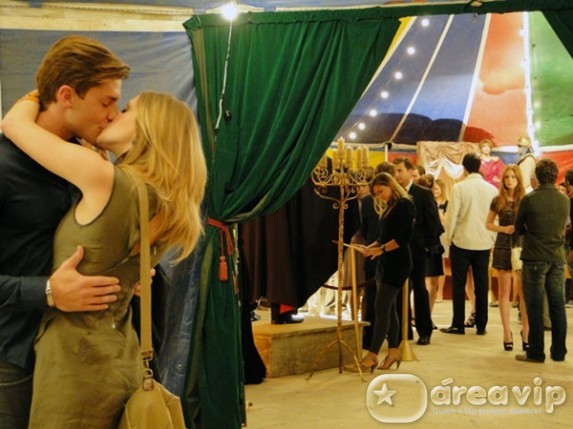 Morde e Assopra - Alice fica arrasada ao ver de longe Guilherme beijando Tania