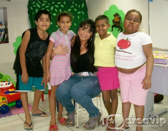 Mulher Melancia visita crianças com câncer no Rio