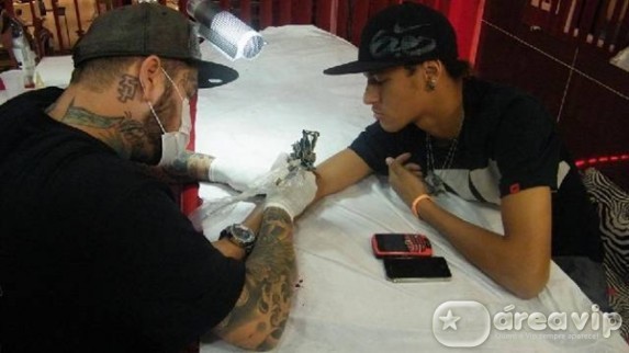 Neymar fazendo tatuagem