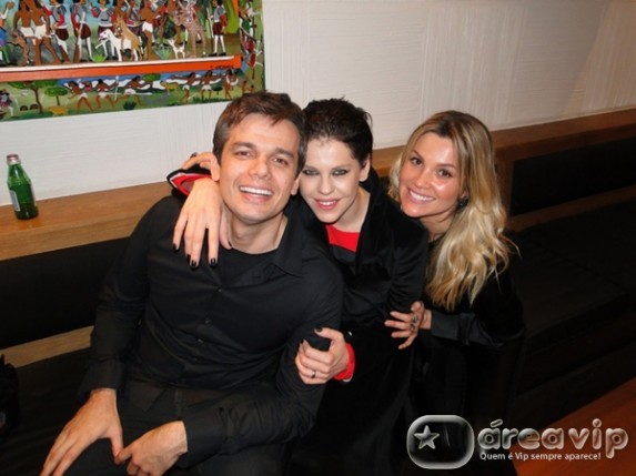 Flávia Alessandra e Otaviano Costa prestigiam Bárbara Paz no teatro