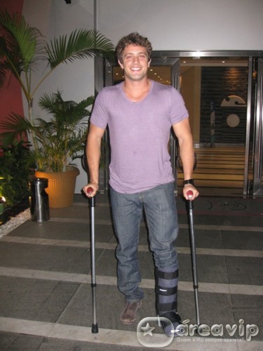 De muletas, Rafael Cardoso vai a churrascaria no Rio