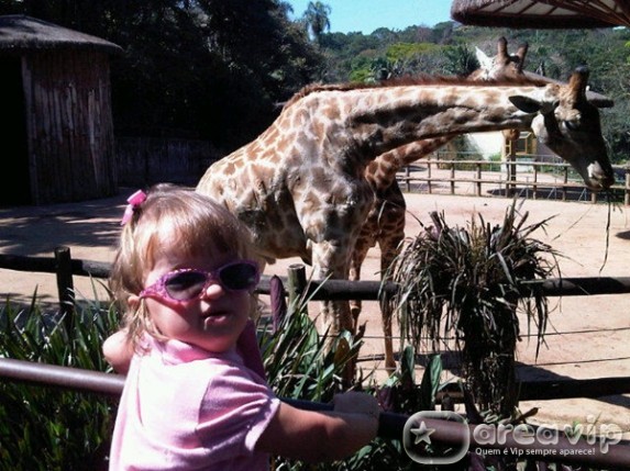 Ticiane Pinheiro posta foto da filha no zoológico