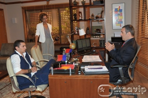 Rebelde - Binho entra na sala de Jonas