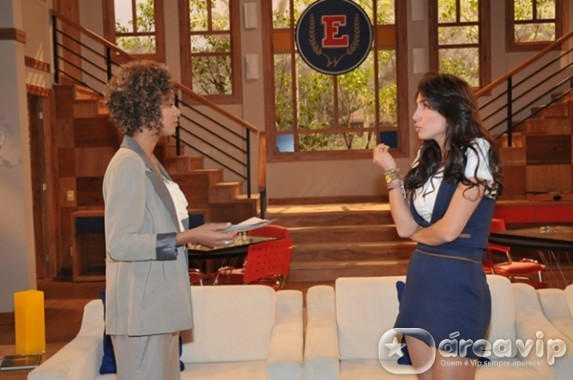 Rebelde - Carla diante de Raquel