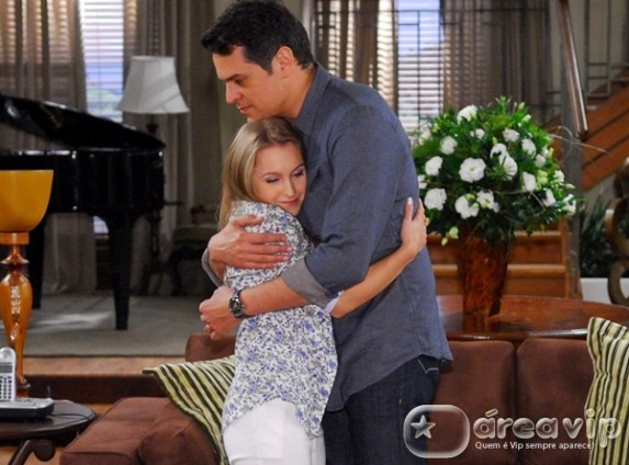 Rebelde - Leonardo e Marcia selam amor de pai e filha