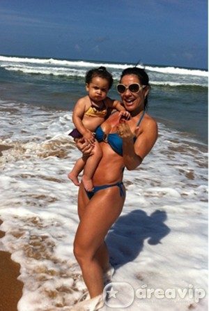 Scheila Carvalho curte praia com a filha