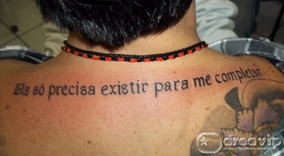 Thammy Gretchen faz tatuagem para nova namorada