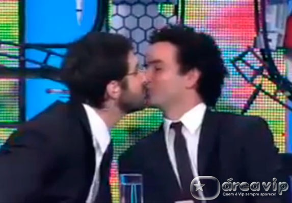 Rafinha Bastos dá selinho em Marco Luque ao vivo no ‘CQC’ – Veja o vídeo!