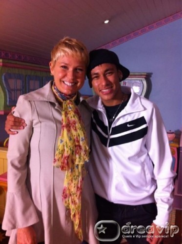 Neymar posta foto ao lado de Xuxa