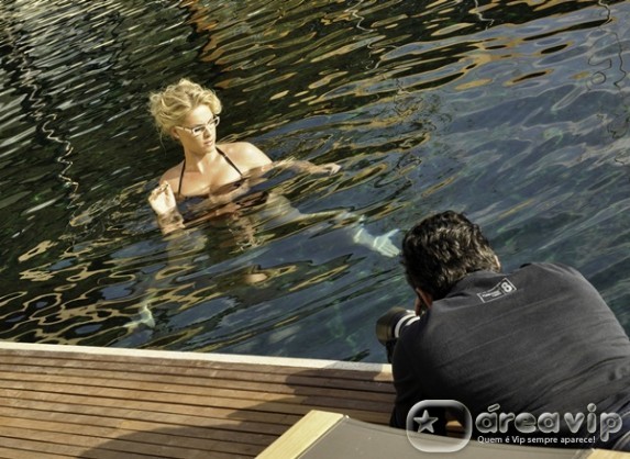 Ana Hickmann fotografa para nova campanha de óculos que levam a sua assinatura