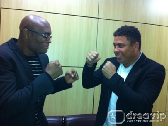 Ronaldo posta foto em posição de briga com Anderson Silva