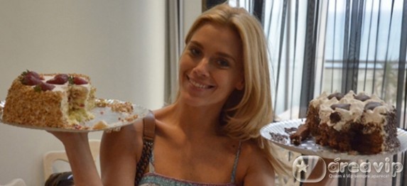 Carolina Dieckmann grava no dia do aniversário e ganha festa surpresa