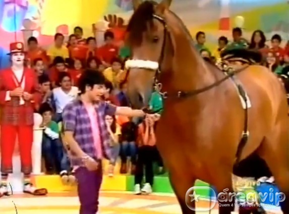 Cavalo faz coco no palco - video
