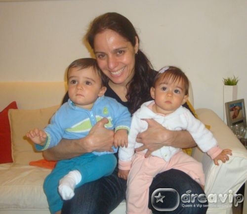 Um ano após dar à luz, Cláudia Mauro exibe seus gêmeos