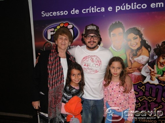 Danton Mello leva a mãe e as filhas ao teatro