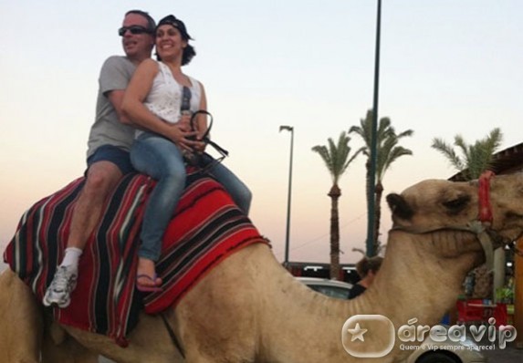 Filho de Roberto Carlos, Dudu Braga, faz passeio de dromedário em Israel