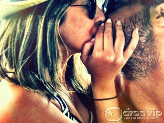 Fernanda Paes Leme posta foto no Twitter beijando o namorado